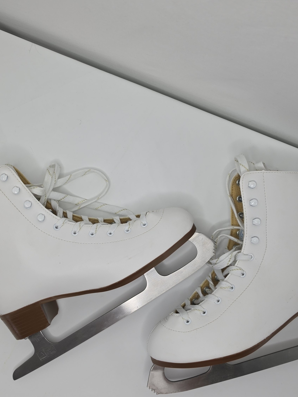 DBX Classic Women’s Figure Skates Size 10 White Ice Skating Boots Blades